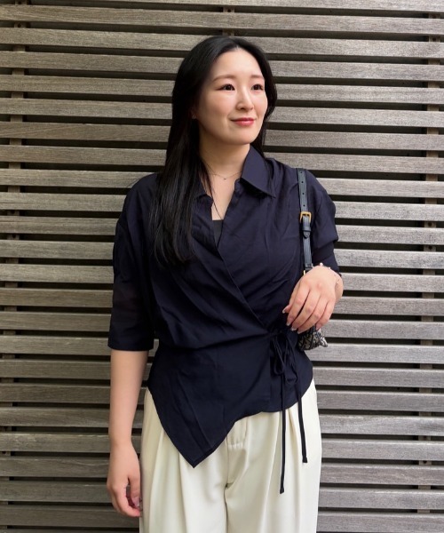 NEUNA(ヌナ)の「【着るだけでウエスト爆誕!!】カシュクールリボンハーフスリーブシャツ(シャツ/ブラウス・レディース・アイボリー/ネイビー・FREE)」の7枚目の写真