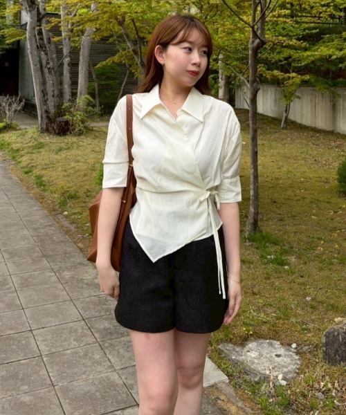 NEUNA(ヌナ)の「【着るだけでウエスト爆誕!!】カシュクールリボンハーフスリーブシャツ(シャツ/ブラウス・レディース・アイボリー/ネイビー・FREE)」の5枚目の写真