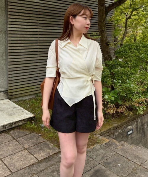 NEUNA(ヌナ)の「【着るだけでウエスト爆誕!!】カシュクールリボンハーフスリーブシャツ(シャツ/ブラウス・レディース・アイボリー/ネイビー・FREE)」の6枚目の写真