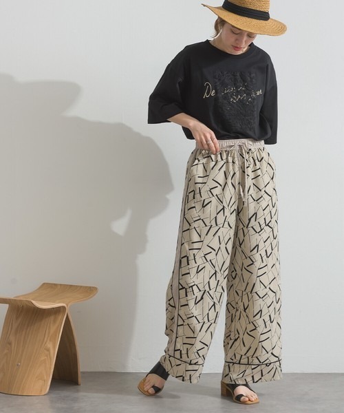 le colis(ルコリ)の「総柄プリント パイピング ストレート パンツ(その他パンツ・レディース・ブラウン系その他/ベージュ系その他/グリーン系その他/ブラック系その他・FREE)」の8枚目の写真