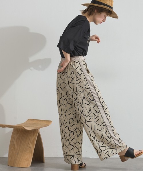le colis(ルコリ)の「総柄プリント パイピング ストレート パンツ(その他パンツ・レディース・ブラウン系その他/ベージュ系その他/グリーン系その他/ブラック系その他・FREE)」の5枚目の写真