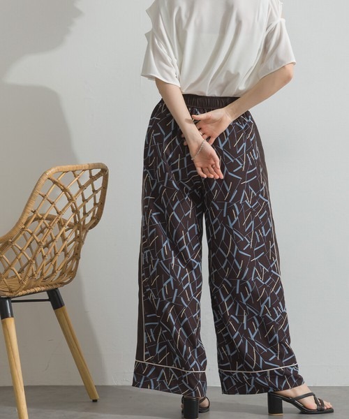 le colis(ルコリ)の「総柄プリント パイピング ストレート パンツ(その他パンツ・レディース・ブラウン系その他/ベージュ系その他/グリーン系その他/ブラック系その他・FREE)」の11枚目の写真