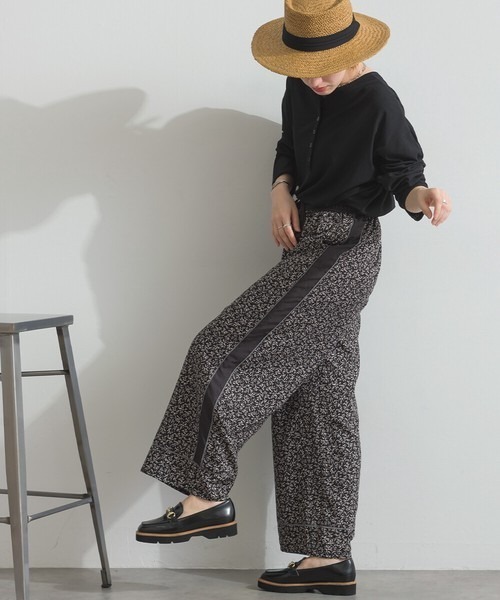 le colis(ルコリ)の「総柄プリント パイピング ストレート パンツ(その他パンツ・レディース・ブラウン系その他/ベージュ系その他/グリーン系その他/ブラック系その他・FREE)」の22枚目の写真