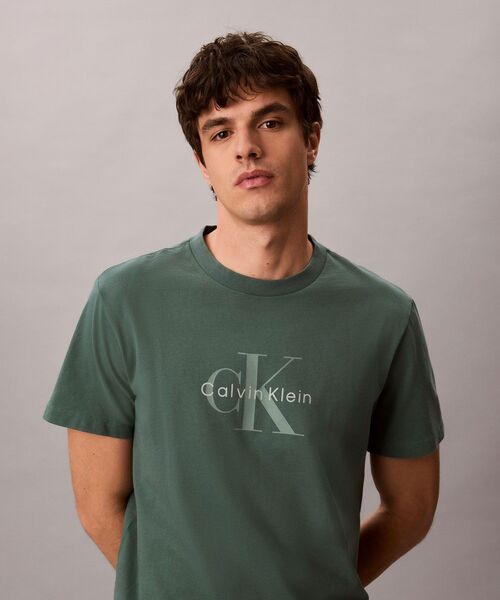 Calvin Klein(カルバン・クライン)の「ショートスリーブ20SモノグラムTシャツ(Tシャツ/カットソー・メンズ・グリーン系その他/ダークグレー/ブラック・M/S/XL/L)」の1枚目の写真