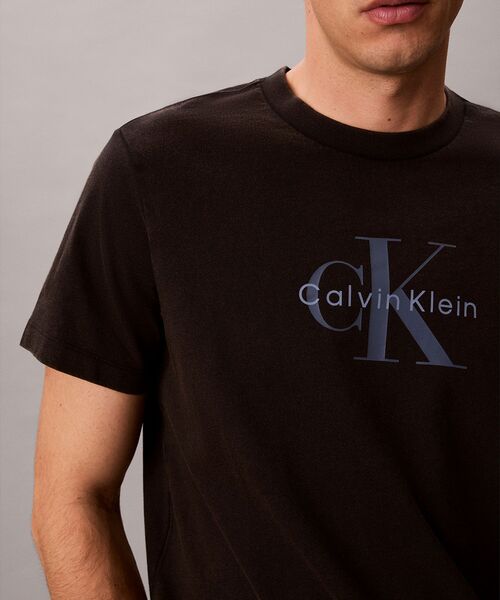 Calvin Klein(カルバン・クライン)の「ショートスリーブ20SモノグラムTシャツ(Tシャツ/カットソー・メンズ・グリーン系その他/ダークグレー/ブラック・M/S/XL/L)」の2枚目の写真