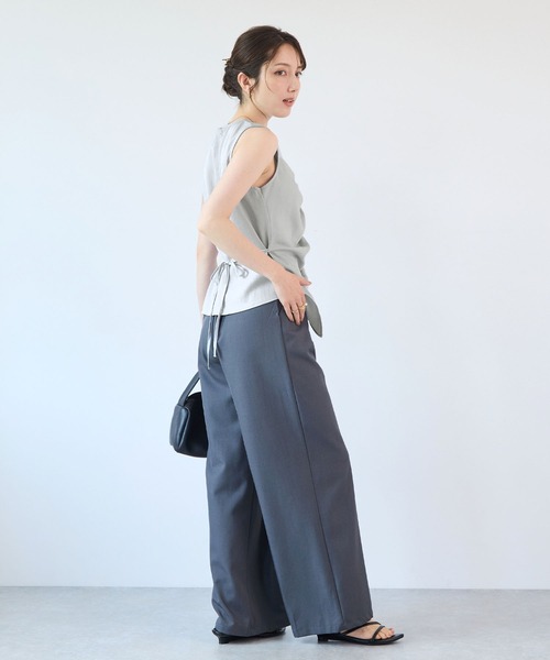 Futier land(フューティアランド)の「Vネックバックリボンシャーリングトップス(Tシャツ/カットソー・レディース・ブラック/ベージュ/ブルー・MEDIUM/LARGE)」の5枚目の写真