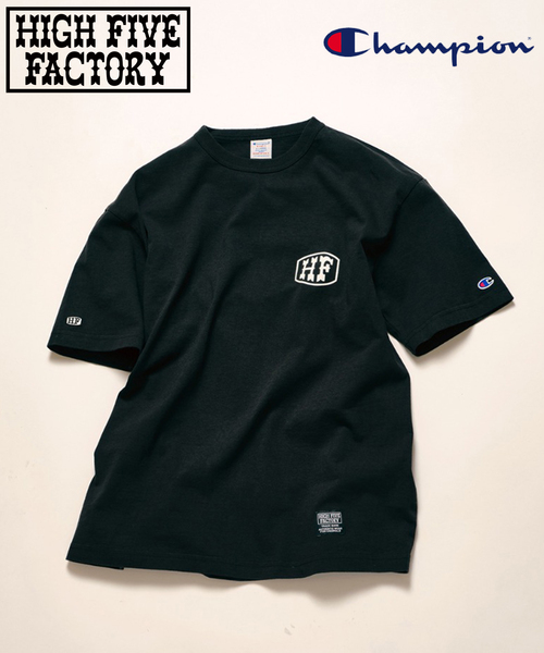 JOURNAL STANDARD relume(ジャーナルスタンダード レリューム)の「CHAMPION / チャンピオン 別注 T1011 HIGH FIVE FACTORY クラシックロゴT(Tシャツ/カットソー・メンズ・ブラック・X-LARGE/MEDIUM)」の1枚目の写真