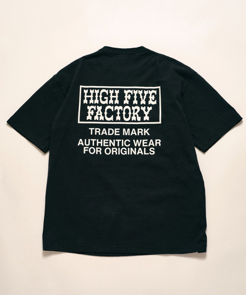 JOURNAL STANDARD relume(ジャーナルスタンダード レリューム)の「CHAMPION / チャンピオン 別注 T1011 HIGH FIVE FACTORY クラシックロゴT(Tシャツ/カットソー・メンズ・ブラック・X-LARGE/MEDIUM)」の2枚目の写真