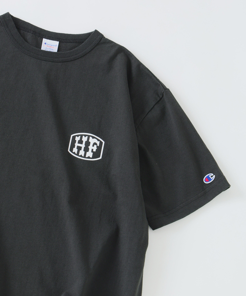 JOURNAL STANDARD relume(ジャーナルスタンダード レリューム)の「CHAMPION / チャンピオン 別注 T1011 HIGH FIVE FACTORY クラシックロゴT(Tシャツ/カットソー・メンズ・ブラック・X-LARGE/MEDIUM)」の5枚目の写真