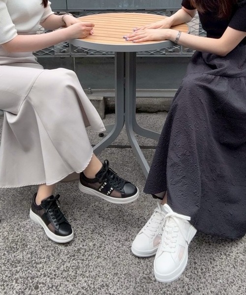 +diana(プラスダイアナ)の「ビジューコートスニーカー(スニーカー・レディース・ホワイト/ブラック・22.5cm/22.0cm/21.5cm/25.5cm/25.0cm/24.0cm/24.5cm/23.5cm/23.0cm)」の3枚目の写真
