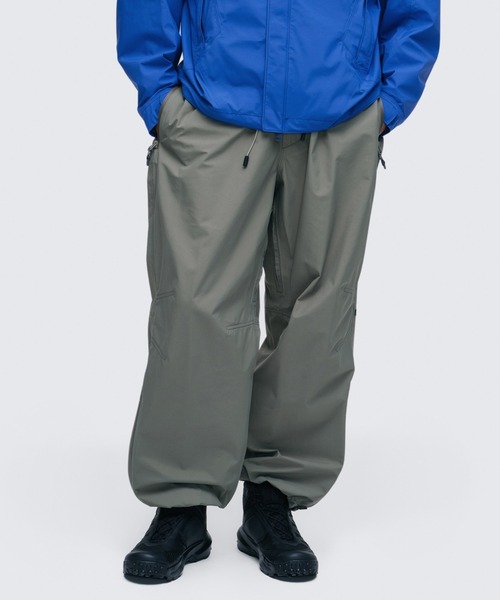 WILD THINGS（ワイルドシングス）の「アルピニスト ハードシェルパンツ│ALPINIST HARD SHELL PANTS（シャツ/ブラウス・メンズ・セージグリーン/ブラック/コバルトブルー/イエロー系その他・XL/L/M）」の2枚目の写真