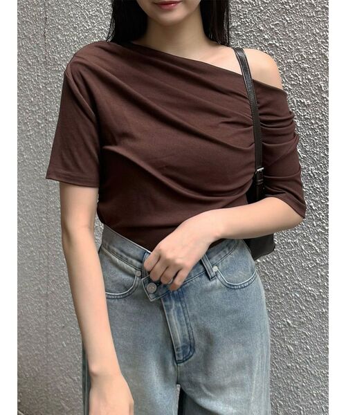 MURUA(ムルーア)の「ドレープワンショルダートップス(Tシャツ/カットソー・レディース・ホワイト/ブラック/ブラウン・FREE)」の3枚目の写真