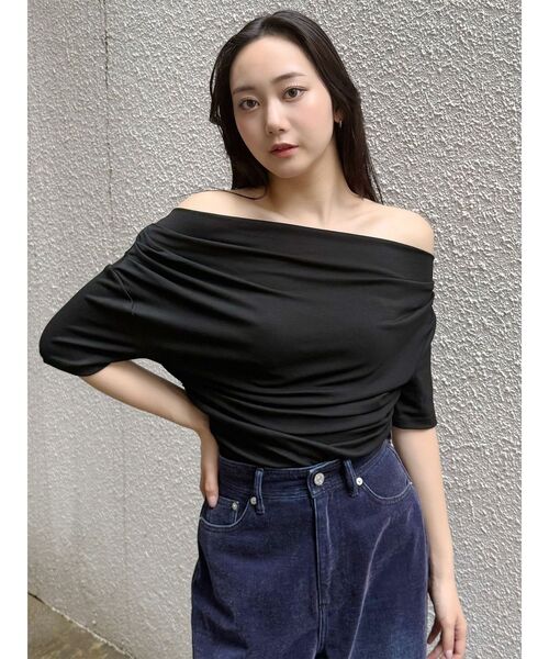 MURUA(ムルーア)の「ドレープワンショルダートップス(Tシャツ/カットソー・レディース・ホワイト/ブラック/ブラウン・FREE)」の4枚目の写真