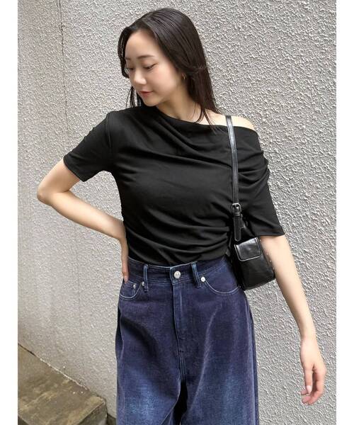MURUA(ムルーア)の「ドレープワンショルダートップス(Tシャツ/カットソー・レディース・ホワイト/ブラック/ブラウン・FREE)」の5枚目の写真