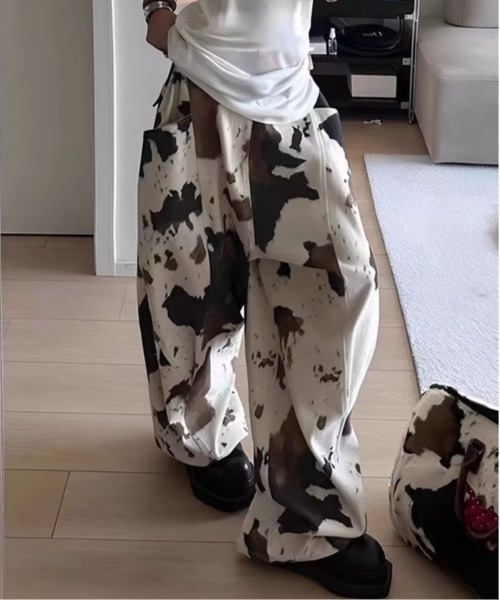 &soiree(アンドソワレ)の「カウ柄カーブワイドパンツ(その他パンツ・レディース・ホワイト・SMALL/MEDIUM/LARGE/X-LARGE)」の1枚目の写真