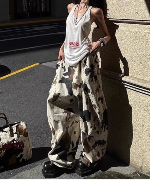 &soiree(アンドソワレ)の「カウ柄カーブワイドパンツ(その他パンツ・レディース・ホワイト・SMALL/MEDIUM/LARGE/X-LARGE)」の2枚目の写真