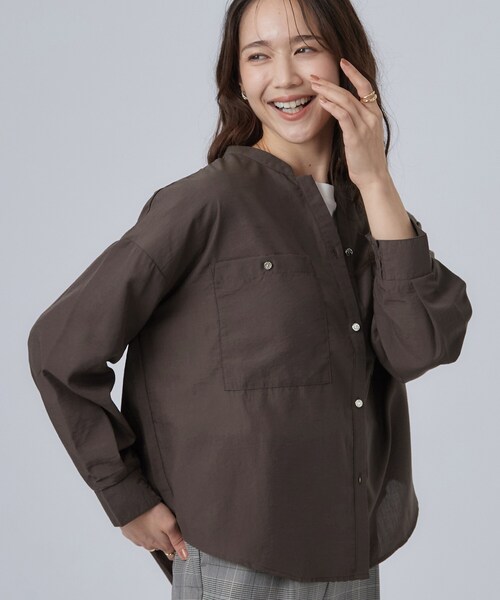 SHOO・LA・RUE(シューラルー)の「【洗濯後しわになりにくい/S-LL】キーネック金ボタンポケットシャツ(シャツ/ブラウス・レディース・ブラウン系その他/ネイビー/ボルドー/ライトベージュ・03/02/01/04)」の1枚目の写真