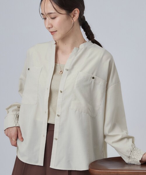 SHOO・LA・RUE(シューラルー)の「【洗濯後しわになりにくい/S-LL】キーネック金ボタンポケットシャツ(シャツ/ブラウス・レディース・ブラウン系その他/ネイビー/ボルドー/ライトベージュ・03/02/01/04)」の2枚目の写真