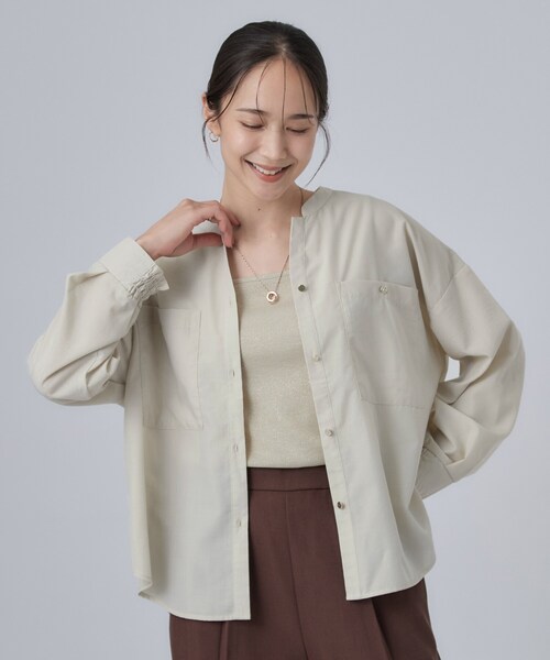 SHOO・LA・RUE(シューラルー)の「【洗濯後しわになりにくい/S-LL】キーネック金ボタンポケットシャツ(シャツ/ブラウス・レディース・ブラウン系その他/ネイビー/ボルドー/ライトベージュ・03/02/01/04)」の5枚目の写真