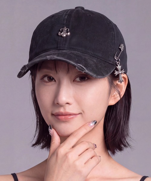 SETUP7(セットアップセブン)の「【SETUP7】シルバーモチーフキャップ クロスモチーフ 十字架 メタル CAP 帽子(キャップ・レディース・チャコールグレー/ブラック・FREE)」の1枚目の写真