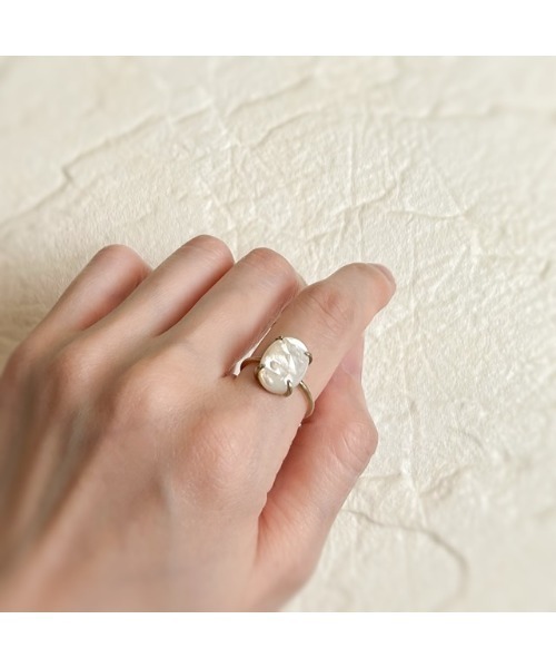 tone（トーン）の「【mastea】シルバー925(18KGP)/天然石大粒リング1(MA)（リング・レディース・ホワイト・11号）」の3枚目の写真