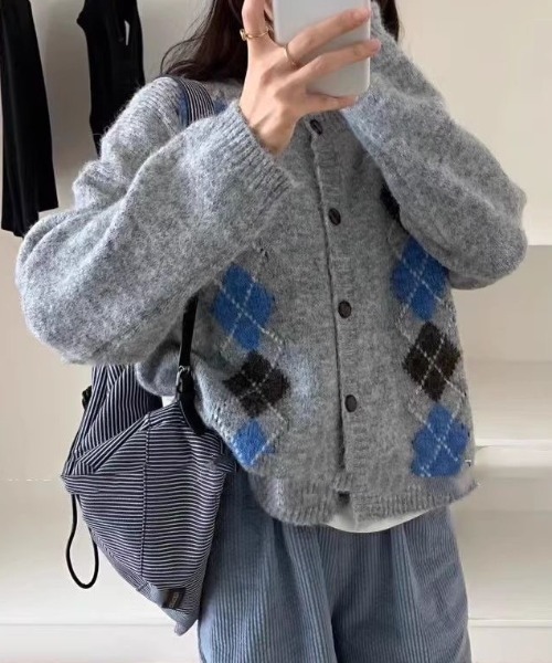 SHERU(シェル)の「レトロ アーガイル柄 ニットカーディガン(ニット/セーター・レディース・ベージュ/グレー/ブラウン・M)」の4枚目の写真
