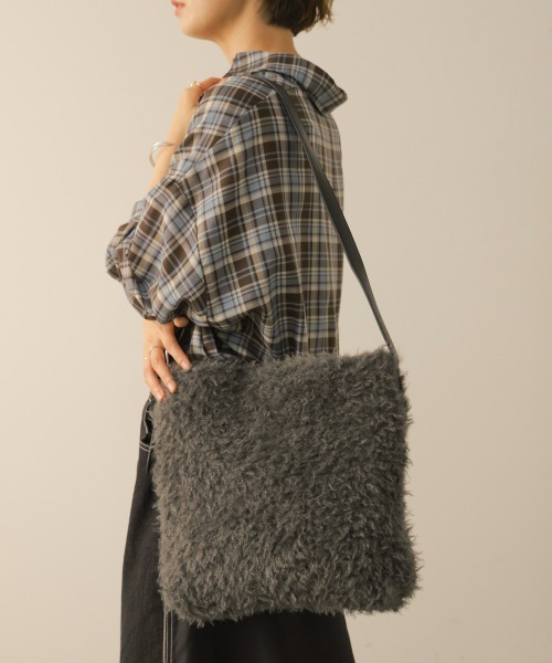 Bou Jeloud(ブージュルード)の「ファーワンハンドルバッグ(ハンドバッグ・レディース・グレー/A・ONESIZE)」の2枚目の写真