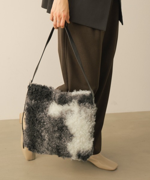Bou Jeloud(ブージュルード)の「ファーワンハンドルバッグ(ハンドバッグ・レディース・グレー/A・ONESIZE)」の1枚目の写真