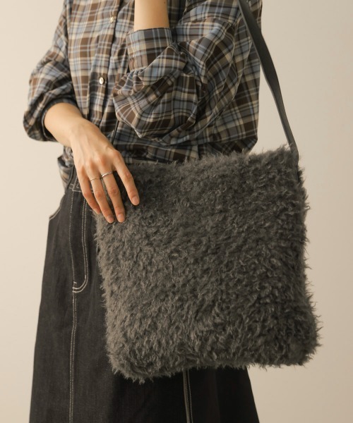 Bou Jeloud(ブージュルード)の「ファーワンハンドルバッグ(ハンドバッグ・レディース・グレー/A・ONESIZE)」の3枚目の写真