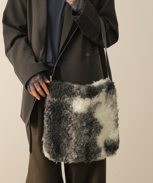 Bou Jeloud(ブージュルード)の「ファーワンハンドルバッグ(ハンドバッグ・レディース・グレー/A・ONESIZE)」の14枚目の写真