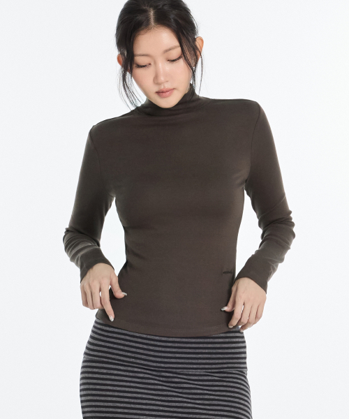 1993STUDIO（1993スタジオ）の「W ベーシック モダール モックネック ロングスリーブ (4colors)（Tシャツ/カットソー・レディース・チャコール/ブラウン/アイボリー・LARGE/MEDIUM/SMALL）」の6枚目の写真
