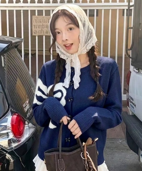 AVYL(アヴィル)の「ビッグリボンジャガード立体リボンボタンカーディガン(カーディガン/ボレロ・レディース・ネイビー・M)」の2枚目の写真