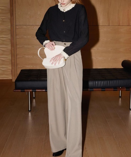 ＆soiree（アンドソワレ）の「配色フリルカラー長袖ブラウス（シャツ/ブラウス・レディース・ブラック・LARGE/SMALL/MEDIUM）」の2枚目の写真