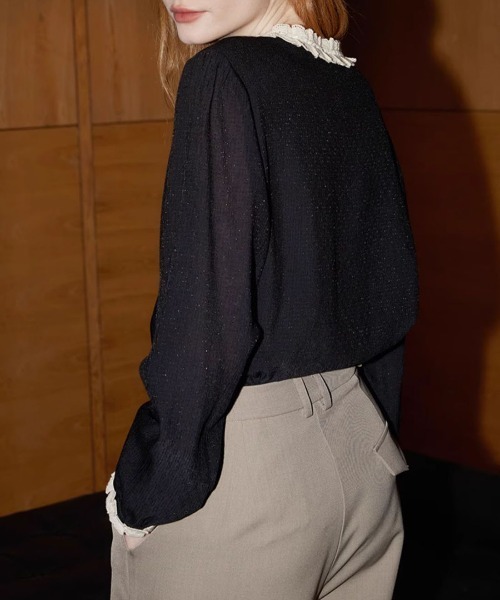 ＆soiree（アンドソワレ）の「配色フリルカラー長袖ブラウス（シャツ/ブラウス・レディース・ブラック・LARGE/SMALL/MEDIUM）」の5枚目の写真