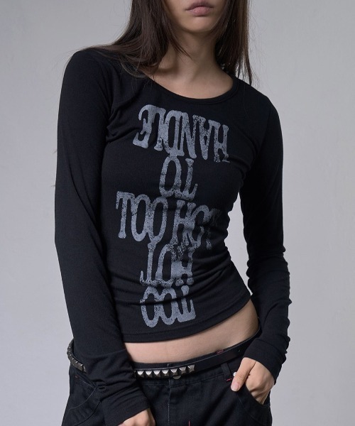 FANCY CLUB(ファンシークラブ)の「A'GEM/9 × .kom 『FANCY CLUB/ファンシークラブ』 TOO HOT LONG SLEEVE/TOOHOT ロングスリーブカットソー(Tシャツ/カットソー・レディース・ブラック/ホワイト・FREE)」の1枚目の写真