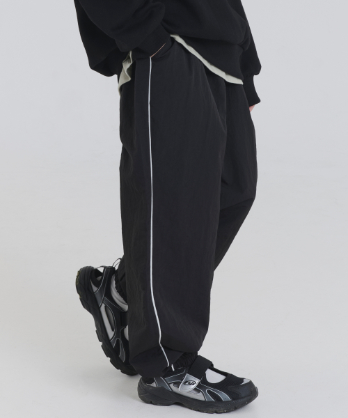 PIANER KIDS(ピアネールキッズ)の「ナイロンパイピングジョガーパンツ(ブラック)(スウェットパンツ・レディース・ブラック・M(130-140cm)/L(140-150cm)/S(120-130cm)/XL(150-160㎝))」の2枚目の写真