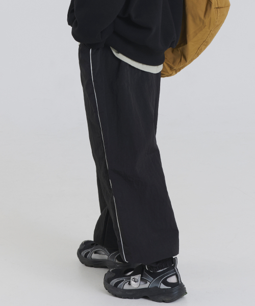 PIANER KIDS(ピアネールキッズ)の「ナイロンパイピングジョガーパンツ(ブラック)(スウェットパンツ・レディース・ブラック・M(130-140cm)/L(140-150cm)/S(120-130cm)/XL(150-160㎝))」の3枚目の写真