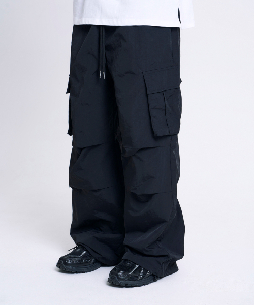 MOOVN(ムブン)の「パラシュートナイロンカーゴパンツ ブラック(スウェットパンツ・レディース・その他・MEDIUM/LARGE)」の1枚目の写真