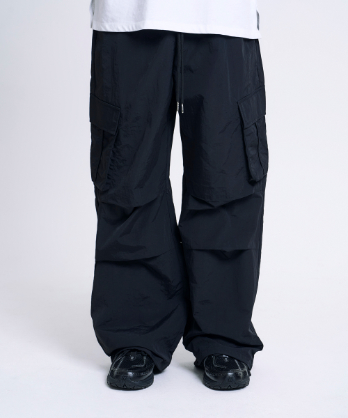 MOOVN(ムブン)の「パラシュートナイロンカーゴパンツ ブラック(スウェットパンツ・レディース・その他・MEDIUM/LARGE)」の2枚目の写真