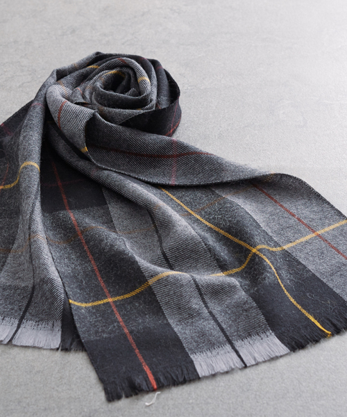 STUDIOUS（ステュディオス）の「【WEB限定】STUDIOUS ピュアニューウールチェックマフラー（マフラー・メンズ・グレー/ブルー/レッド/ネイビー/ブラック・FREE）」の3枚目の写真