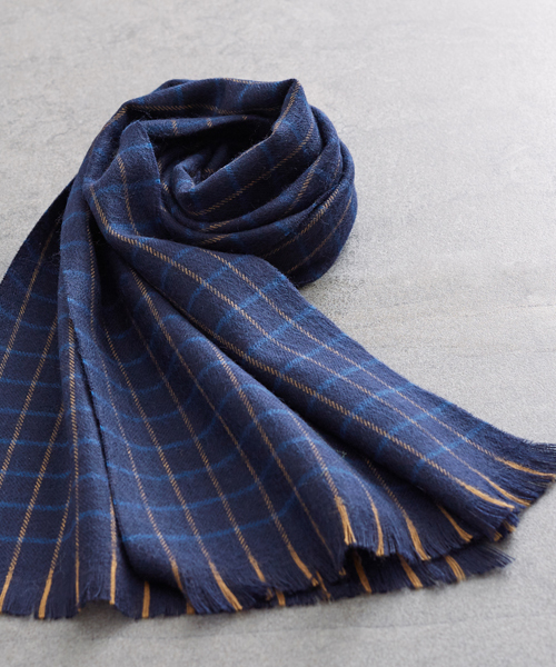 STUDIOUS（ステュディオス）の「【WEB限定】STUDIOUS ピュアニューウールチェックマフラー（マフラー・メンズ・グレー/ブルー/レッド/ネイビー/ブラック・FREE）」の4枚目の写真