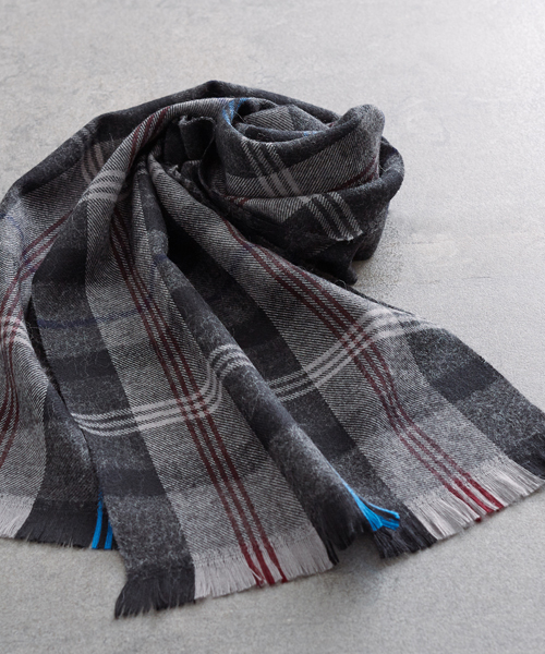 STUDIOUS（ステュディオス）の「【WEB限定】STUDIOUS ピュアニューウールチェックマフラー（マフラー・メンズ・グレー/ブルー/レッド/ネイビー/ブラック・FREE）」の2枚目の写真