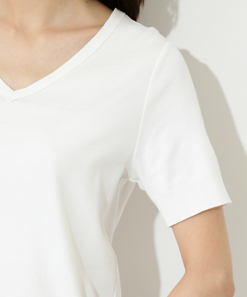 NATURAL BEAUTY BASIC（ナチュラルビューティーベーシック）の「セーターマシーンVネックニット（ニット/セーター・レディース・ホワイト系その他/オフホワイト/レッド/ネイビー・MEDIUM）」の20枚目の写真