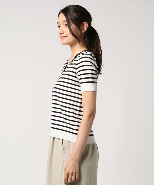 NATURAL BEAUTY BASIC（ナチュラルビューティーベーシック）の「セーターマシーンVネックニット（ニット/セーター・レディース・ホワイト系その他/オフホワイト/レッド/ネイビー・MEDIUM）」の5枚目の写真
