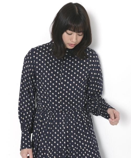cepo（セポ）の「小花ティアードマキシワンピース（ワンピース・レディース・ブラック/ネイビー・M）」の5枚目の写真