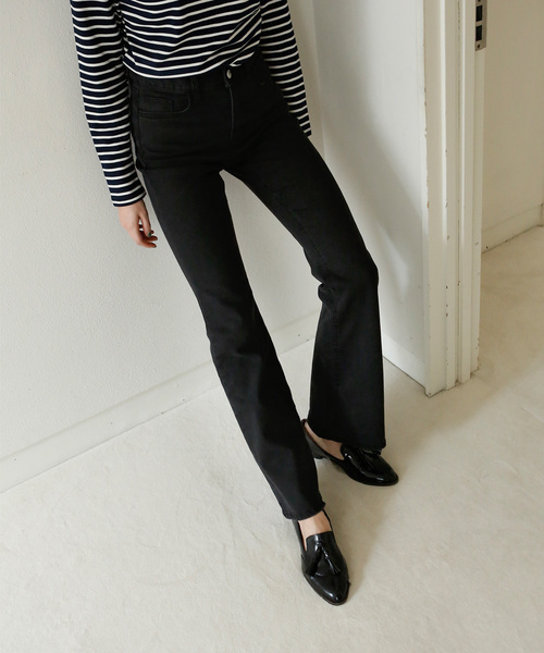 marjour（マージュール）の「STRETCH FLARE DENIM（デニムパンツ・レディース・ブラック/インディゴブルー・SMALL/MEDIUM）」の2枚目の写真