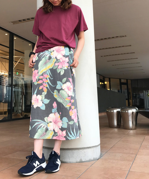 OLD BETTY'S（オールドベティーズ）の「Hibiscus Pattern Maxi One-piece/ハイビスカス 柄 マキシ ワンピース（ワンピース・レディース・オフホワイト/スミクロ・FREE）」の2枚目の写真