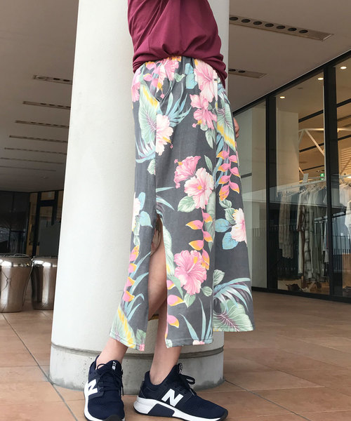 OLD BETTY'S（オールドベティーズ）の「Hibiscus Pattern Maxi One-piece/ハイビスカス 柄 マキシ ワンピース（ワンピース・レディース・オフホワイト/スミクロ・FREE）」の5枚目の写真