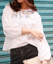 【HERCLOSET】タッセル付き花柄刺繍ブラウス