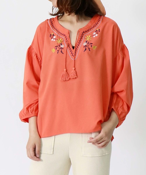HER CLOSET(ハークローゼット)の「【HERCLOSET】タッセル付き花柄刺繍ブラウス(Tシャツ/カットソー・レディース・ホワイト/ブラック/オレンジ/サックスブルー・M)」の4枚目の写真